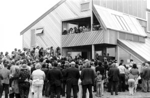 pei-crowd-balcony